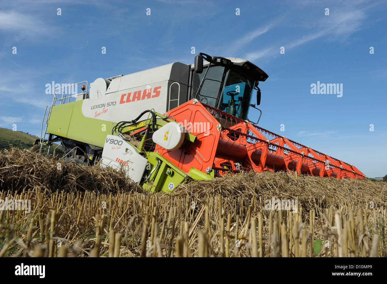 Kombinieren Sie Ernte in Hampshire, England, mit einem CLAAS Lexion 570 Terra-Trac mit V900 Auto Contour Header Stockfoto