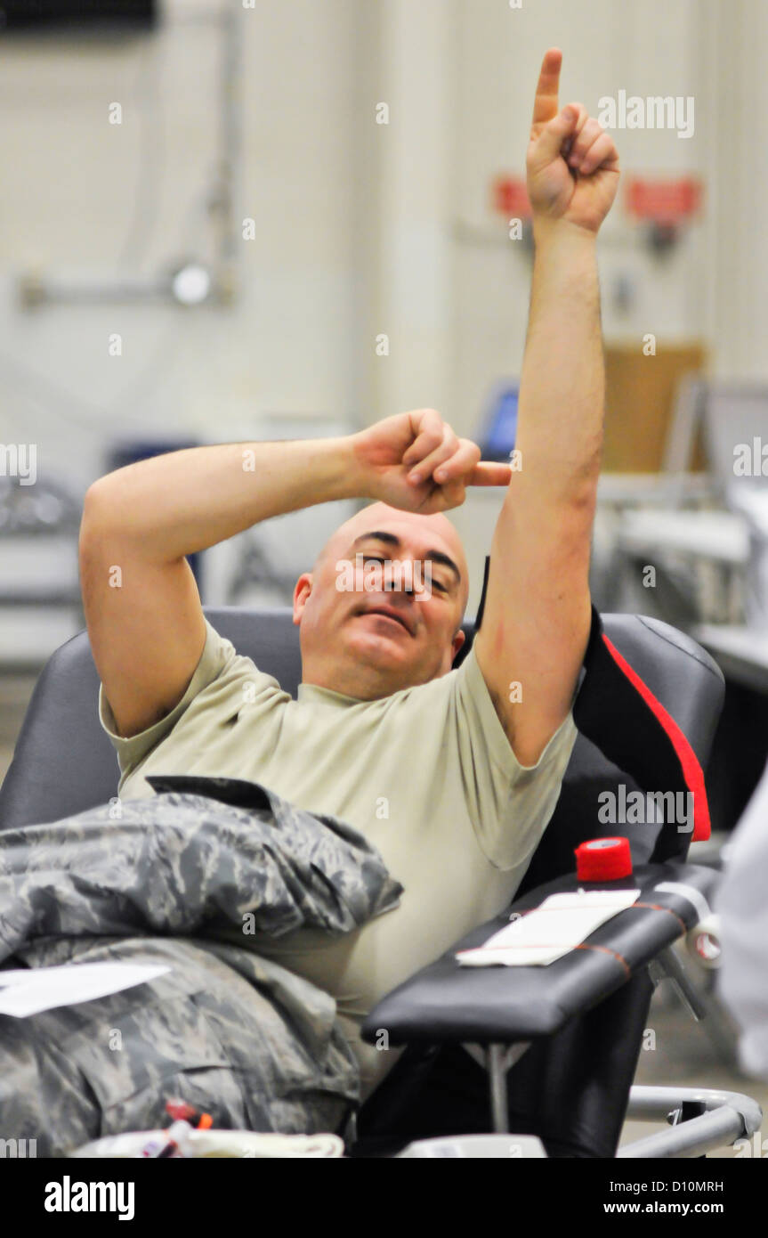 Senior Master Sgt David McMullin aus 182. Airlift Wing, Peoria, Illinois hebt seinen Arm im Arm nach Blutspenden Stockfoto