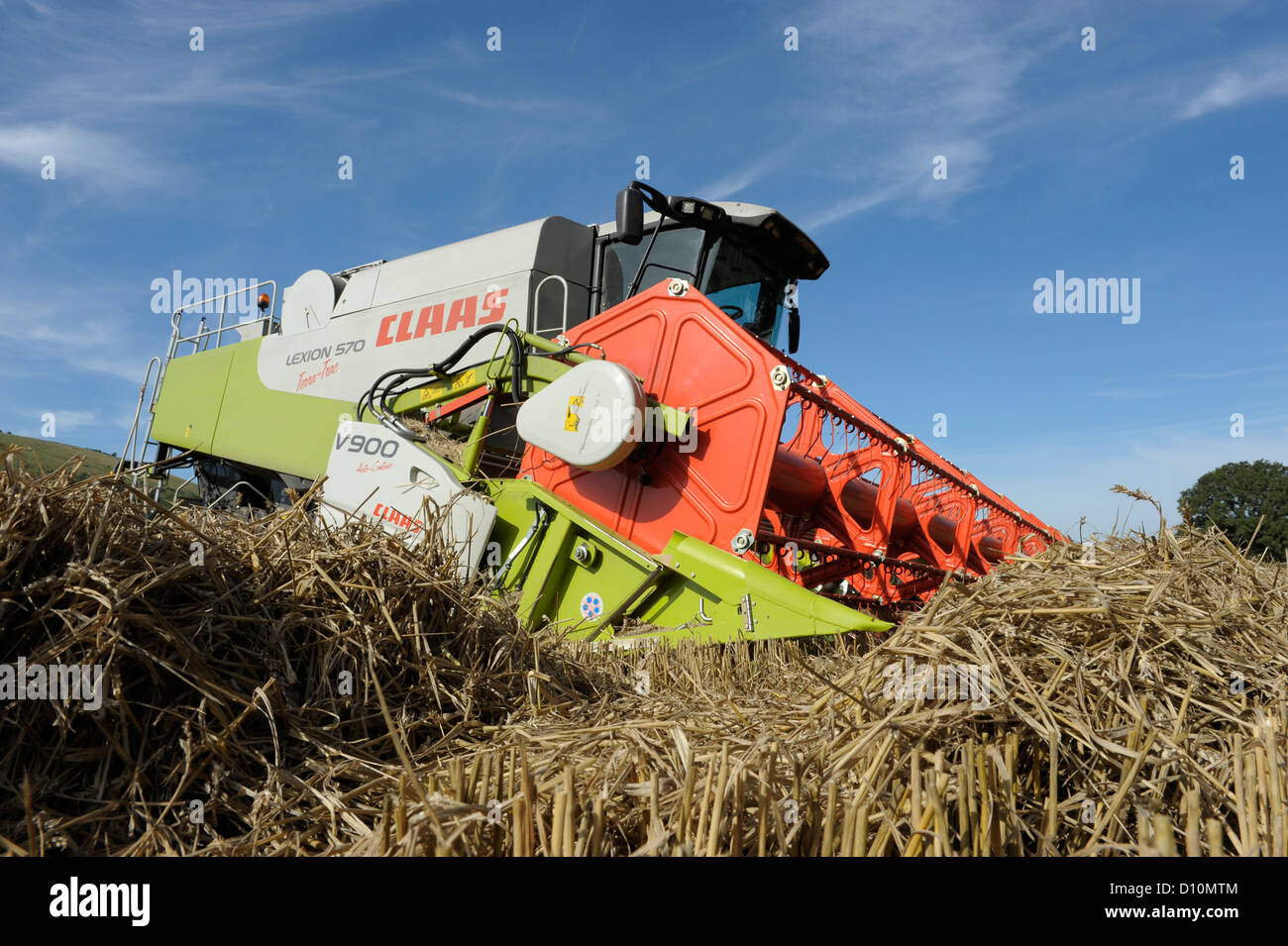 Kombinieren Sie Ernte in Hampshire, England, mit einem CLAAS Lexion 570 Terra-Trac mit V900 Auto Contour Header Stockfoto
