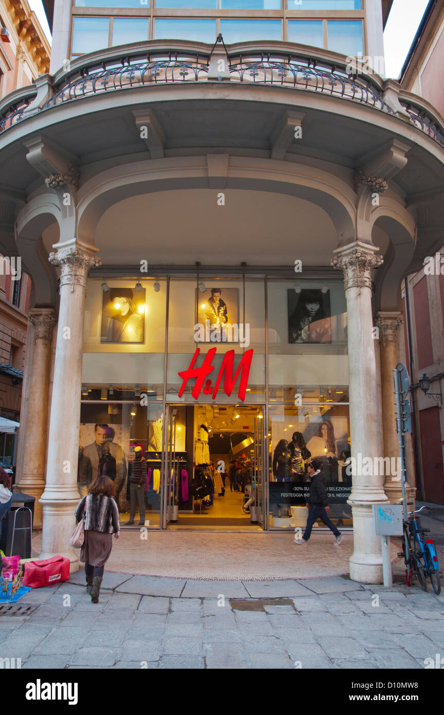 H & M Mode Kleidung Kettengeschäft entlang Via Indipendenza Straße zentrale  Stadt Bologna Emilia-Romagna Region Norditalien Stockfotografie - Alamy