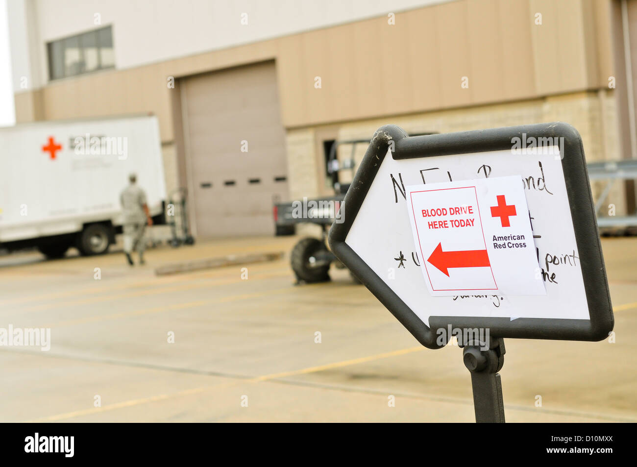 Das amerikanische Rote Kreuz organisiert eine Blutfahrt im 182nd Airlift Wing in Peoria, Illinois, um die Flieger zu ermutigen, ihre Kollegen durch Spenden zu unterstützen. Stockfoto