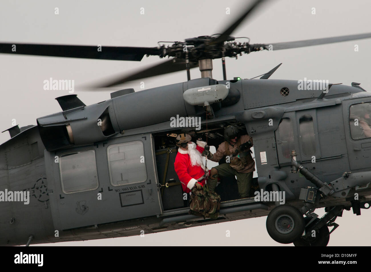 Weihnachtsmann, Nordpol stammende aus einem HH - 60 G Pave Hawk auf den Boden abgesenkt werden Stockfoto