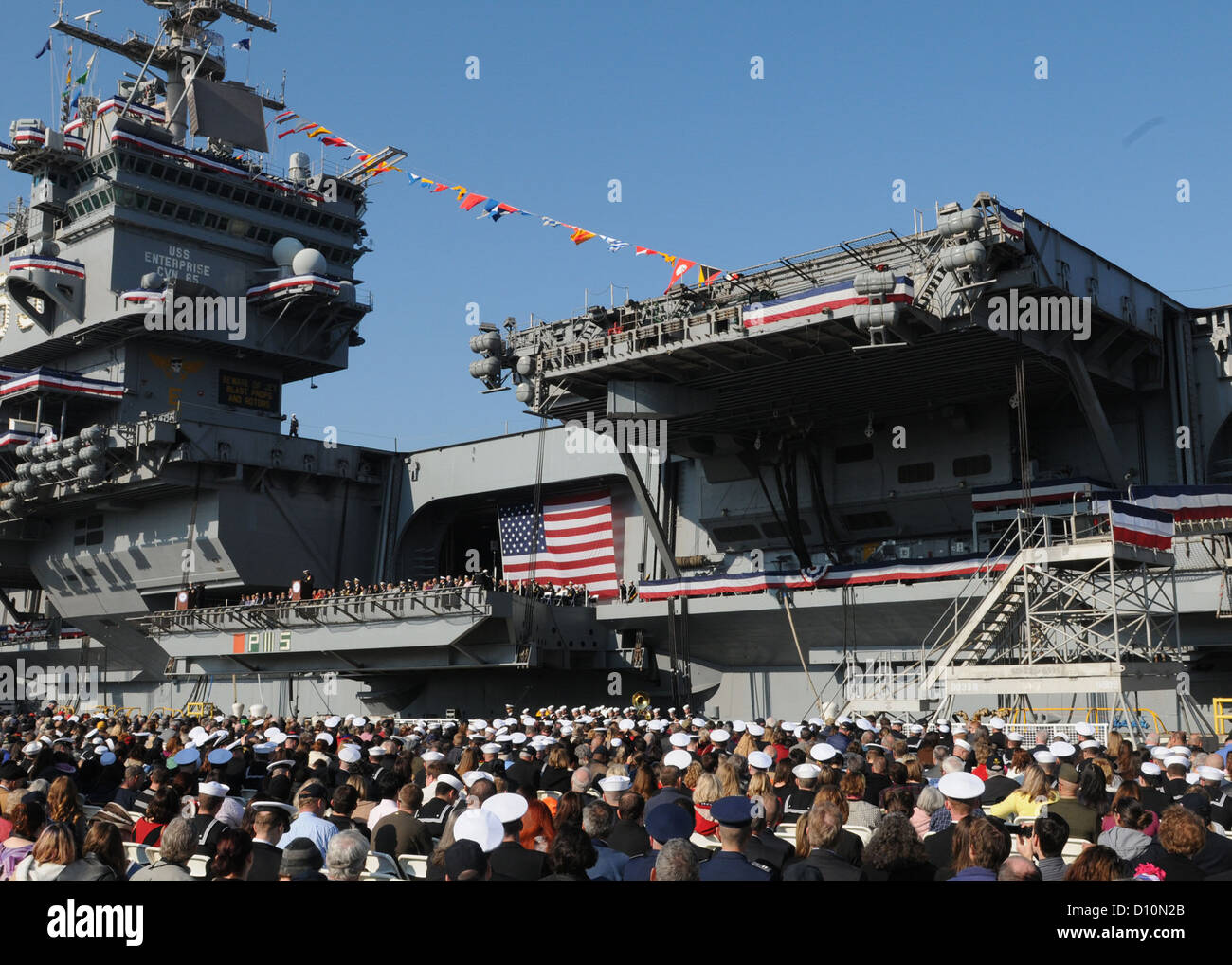 Die Gäste nehmen an der Inaktivierungsfeier der USS Enterprise (CVN 65) Teil, dem ersten nuklearbetriebenen Flugzeugträger, der das Ende seiner 51-jährigen Dienstzeit feiert. Die Zeremonie würdigt das Vermächtnis des Schiffes in der US Navy. Stockfoto