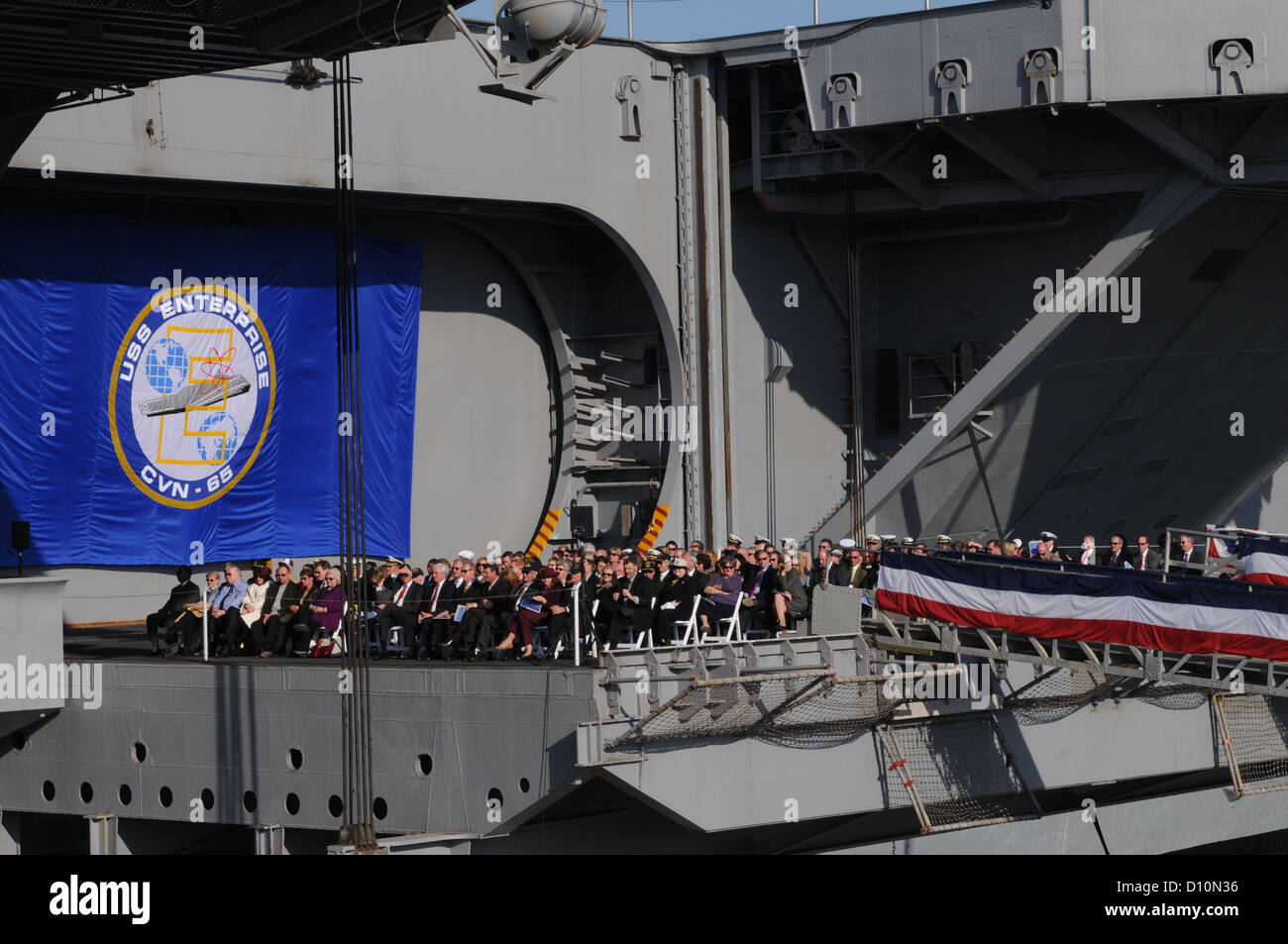 Veteranen, Familienmitglieder und Freunde treffen sich zur Inaktivierungszeremonie der USS Enterprise (CVN 65), dem ersten nuklearbetriebenen Flugzeugträger. Die Zeremonie markiert das Ende der 51-jährigen Dienstzeit des Schiffes für die US Navy. Stockfoto