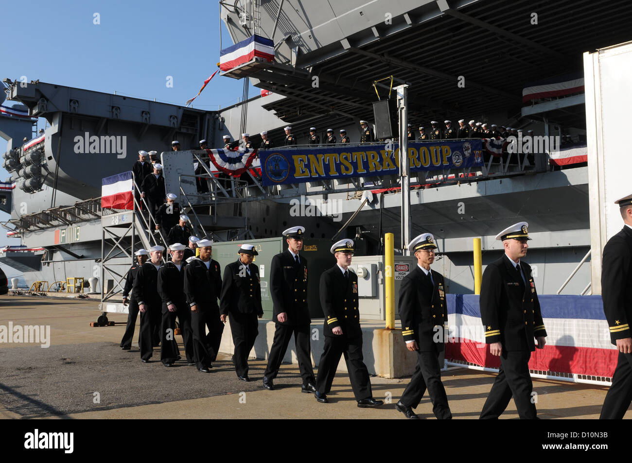 Die Seeleute nehmen an der Inaktivierungsfeier der USS Enterprise (CVN 65) Teil, dem ersten nuklearbetriebenen Flugzeugträger, der den Abschluss seiner 51-jährigen Dienstzeit markiert. Stockfoto