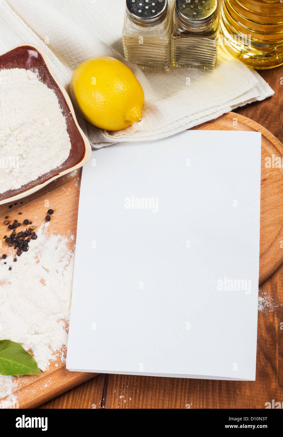 Gewürze auf den hölzernen Hintergrund und Papier für Notizen Stockfoto