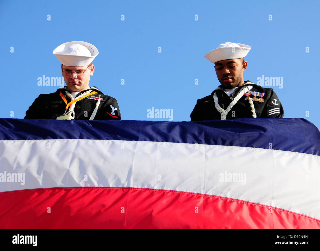 Segler beobachten den Aufruf vor der Inaktivierung Zeremonie für den Flugzeugträger USS Enterprise (CVN-65). Stockfoto