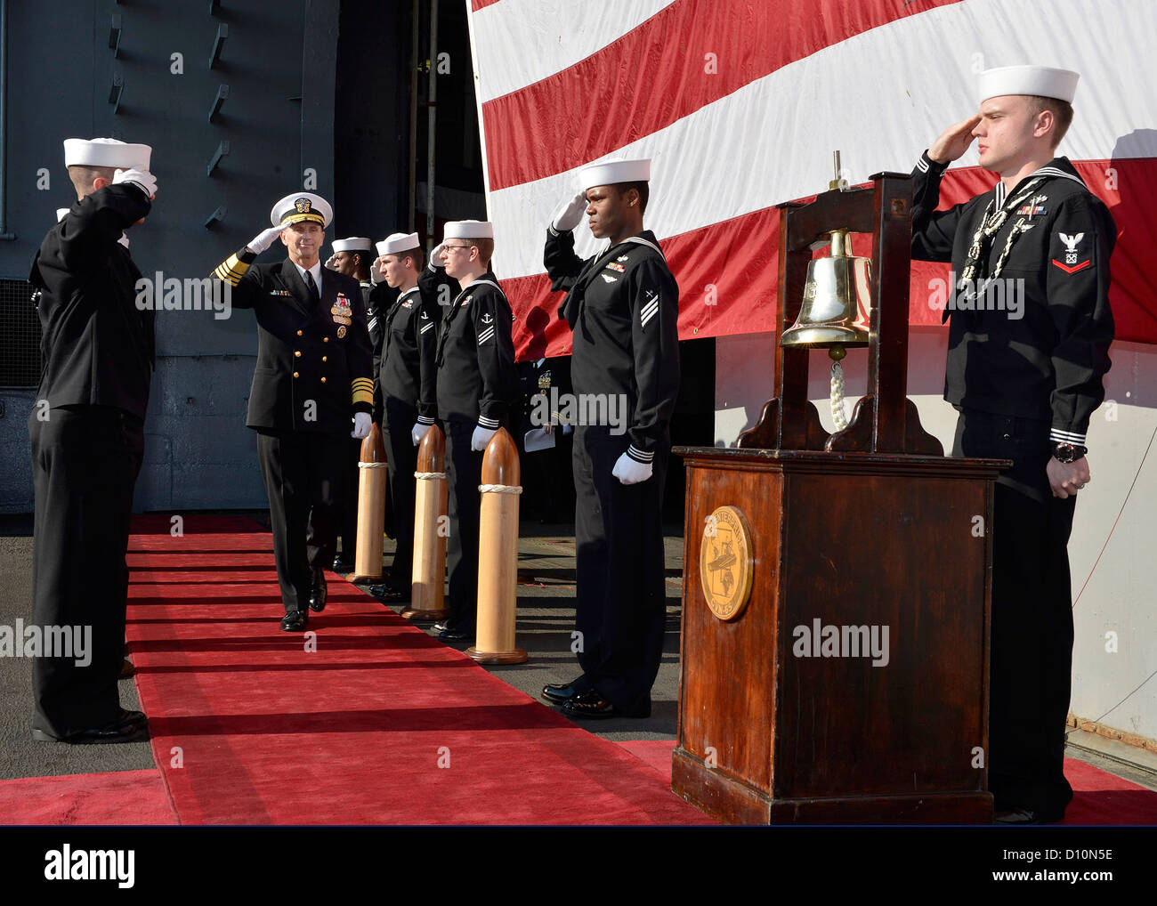 ADM. Jonathan Greenert, Chief of Naval Operations, nimmt an der Inaktivierungszeremonie der USS Enterprise (CVN 65) Teil, die das Ende der 51-jährigen Dienstzeit der US Navy markiert. Stockfoto