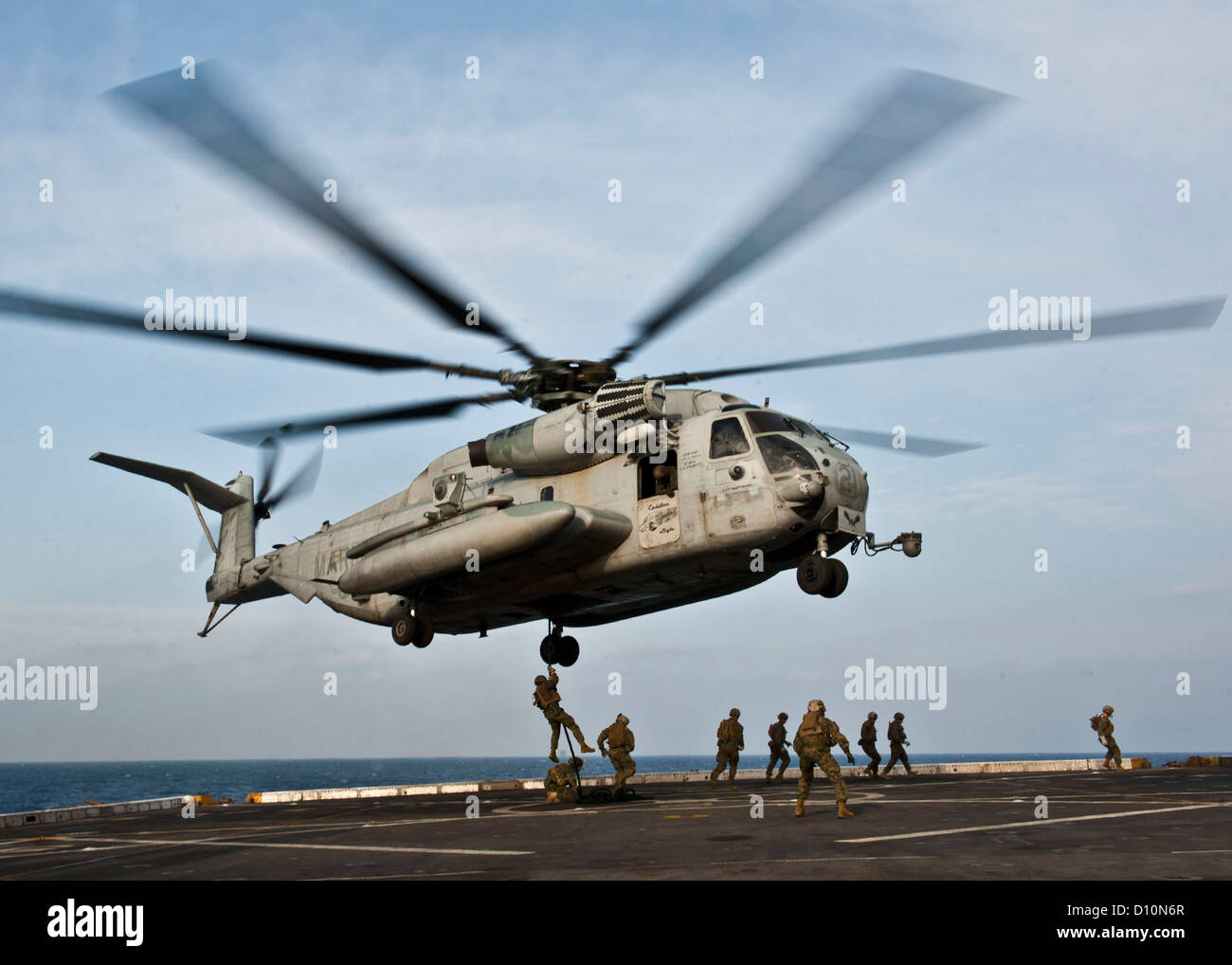 Ein CH-53E Super Stallion-Hubschrauber schwebt über dem Flugdeck der amphibischen Transportschiff der Dock USS New York (LPD-21) whi Stockfoto