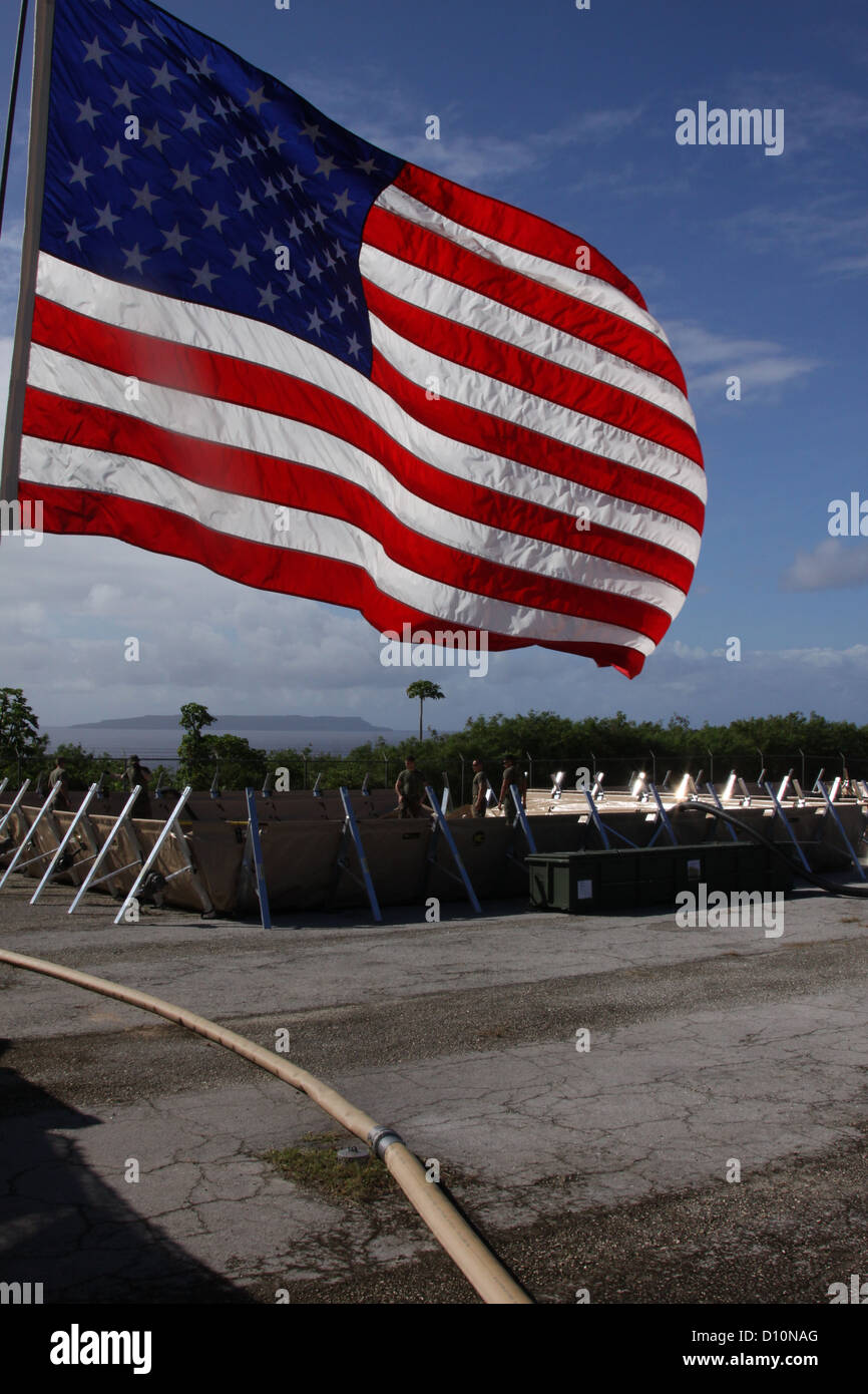 Marines übertragen Kraftstoff zwischen Harnblasen bei Tinians Westfeld Dez. 3 während der Übung Forager Fury 2012. Stockfoto