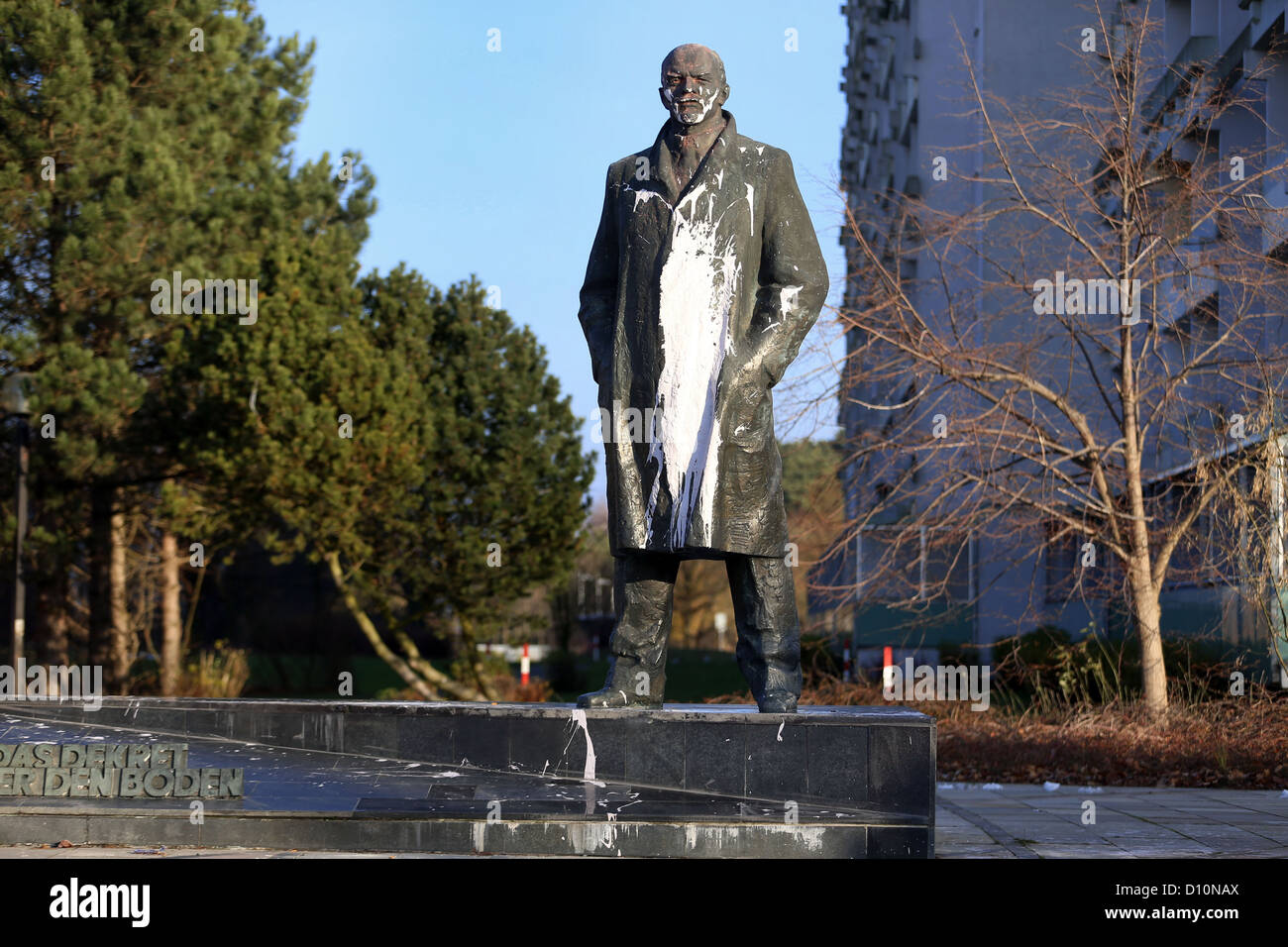 Eine bemalte Lenin-Denkmal ist das städtische Nachbarschaft Grosser Dreesch in Schwerin, Deutschland, 3. Dezember 2012 abgebildet. Die Stadtverwaltung prüft derzeit verschiedene Methoden der Reinigung. Die Skulptur des Estlandian Künstlers Jaak Soans wurde stehend in die Plattenbau-Viertel seit 1985 und ist gehalten, heute älteste Lenin Skulptur Wester Europas ist. Foto: Jens Büttner Stockfoto
