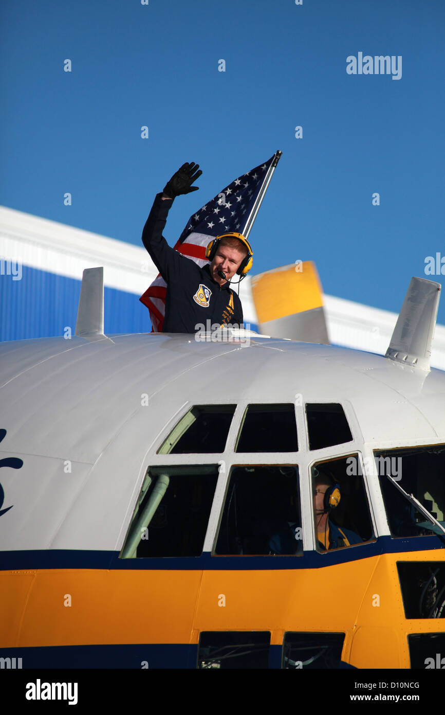 Marine Staff Sgt Adam Miller, Blue Angels Navigator, gebürtig aus Otway, Ohio, winkt eine Schar von Lockheed Martin Mitarbeiter Stockfoto