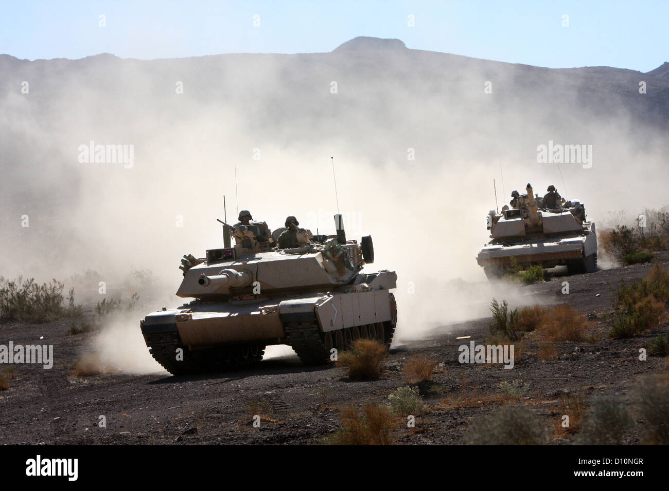Zwei Tanks mit Firma D, 1st Tank Battalion, fahren Sie mit ihrer nächsten Mission auf Stockfoto