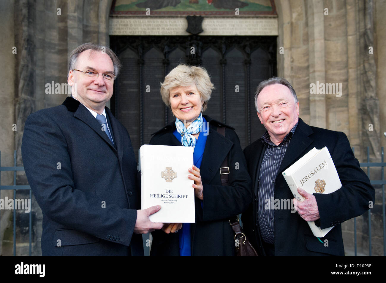 Publisher Friede Springer (C), der Premier des Landes Sachsen-Anhalt, Reiner Haseloff (CDU, L) und Schauspieler Peter Sodann zu Lächeln, als sie die neue Ausgabe der Bibel nach der Übersetzung Martin Luthers an der Pfarrei Kirche Wittenberg, Deutschland, 3. Dezember 2012 präsentieren. Die evangelische Kirche Deutschland und Axel Springer Verlag veröffentlichen gemeinsam eine neue Version der Bibel nach Martin Luther Übersetzungen. Foto: Jan Woitas Stockfoto