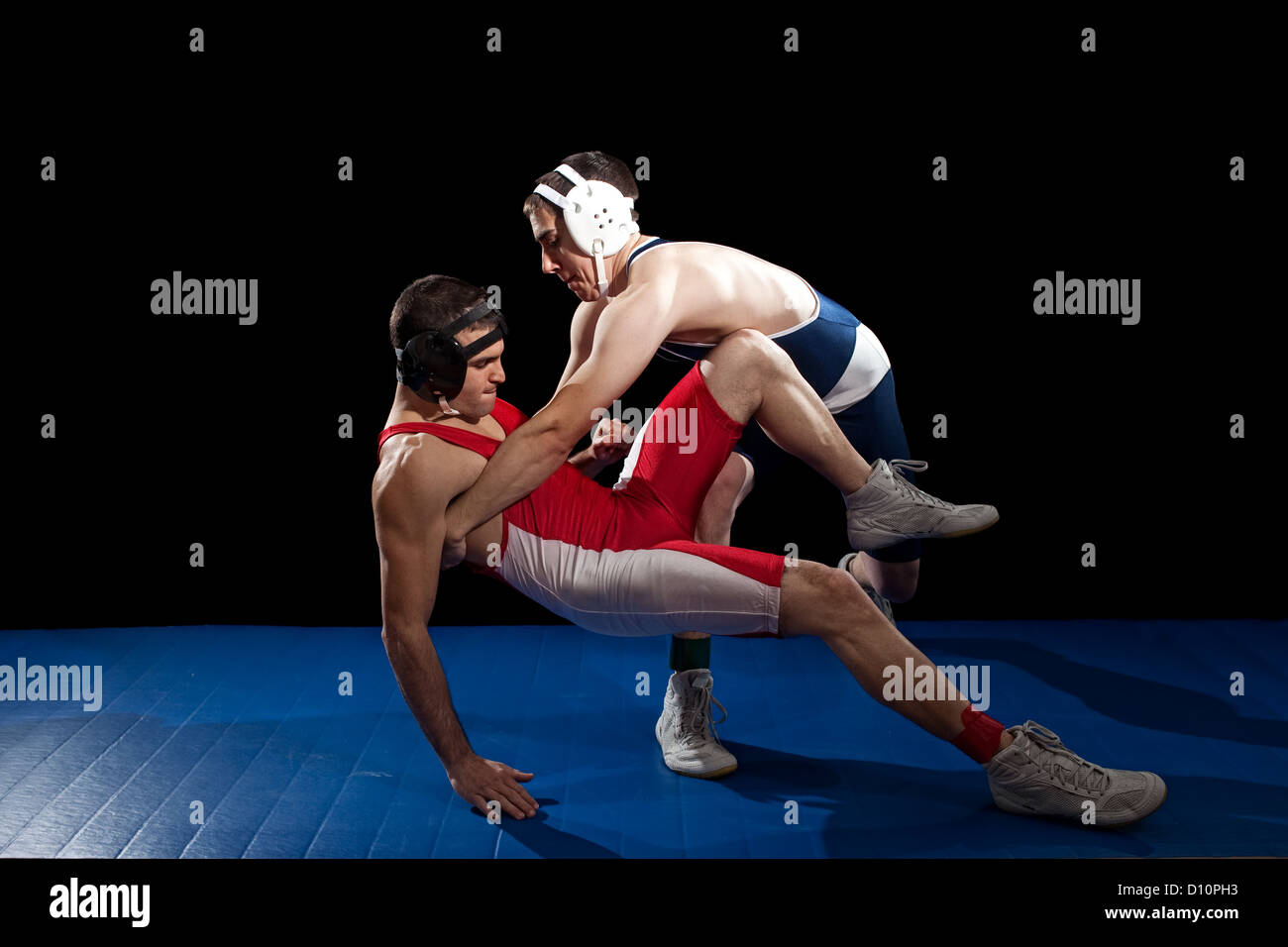 Wrestling-Action. Studio über Schwarz erschossen. Stockfoto