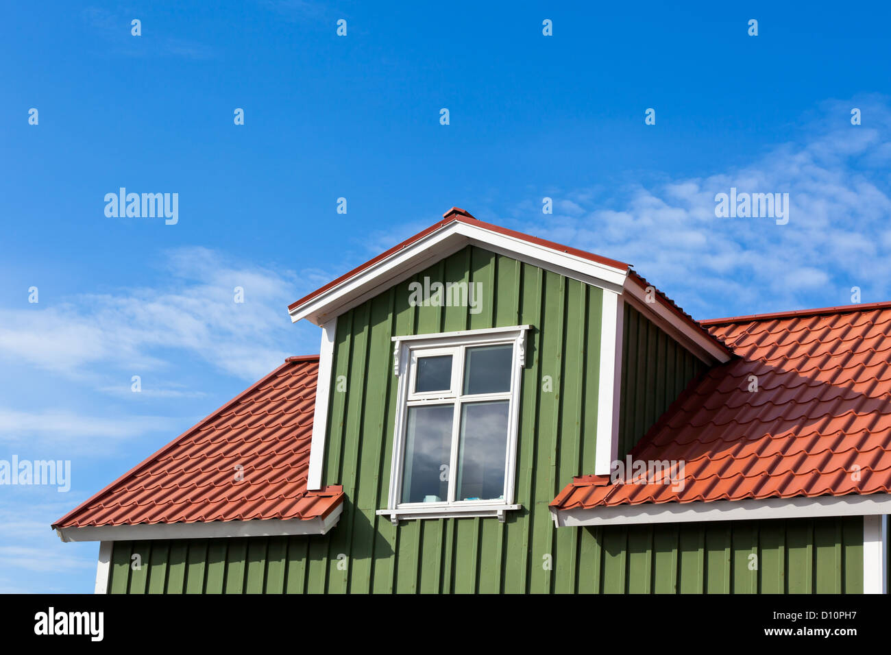 Wohn Dach unter dem strahlend blauen Himmel Stockfoto