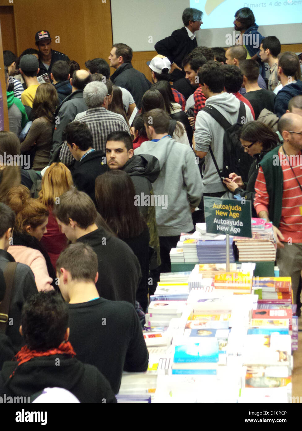 4St Dezemberabend in Casa del Libro Buchhandlung in Passeig de Gràcia, Barcelona. Josef Ajram (Ecke oben links) ist ein Bank-Makler und reputate Sportler (im Jahr 2006 war er 2. in der Titan-Dessert-Wettbewerb) und präsentiert sein Buch "Ich weiß nicht, wo die Grenzen sind aber ich weiß, wo sie nicht sind". Stockfoto