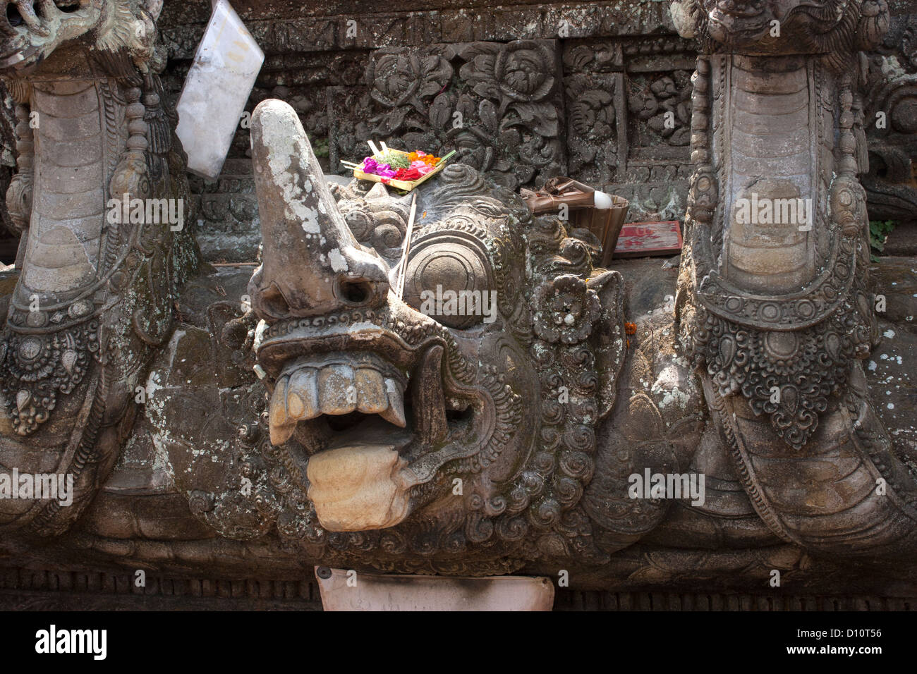 Kopf einer Schildkröte Skulptur in einem hinduistischen Tempel auf Bali Stockfoto