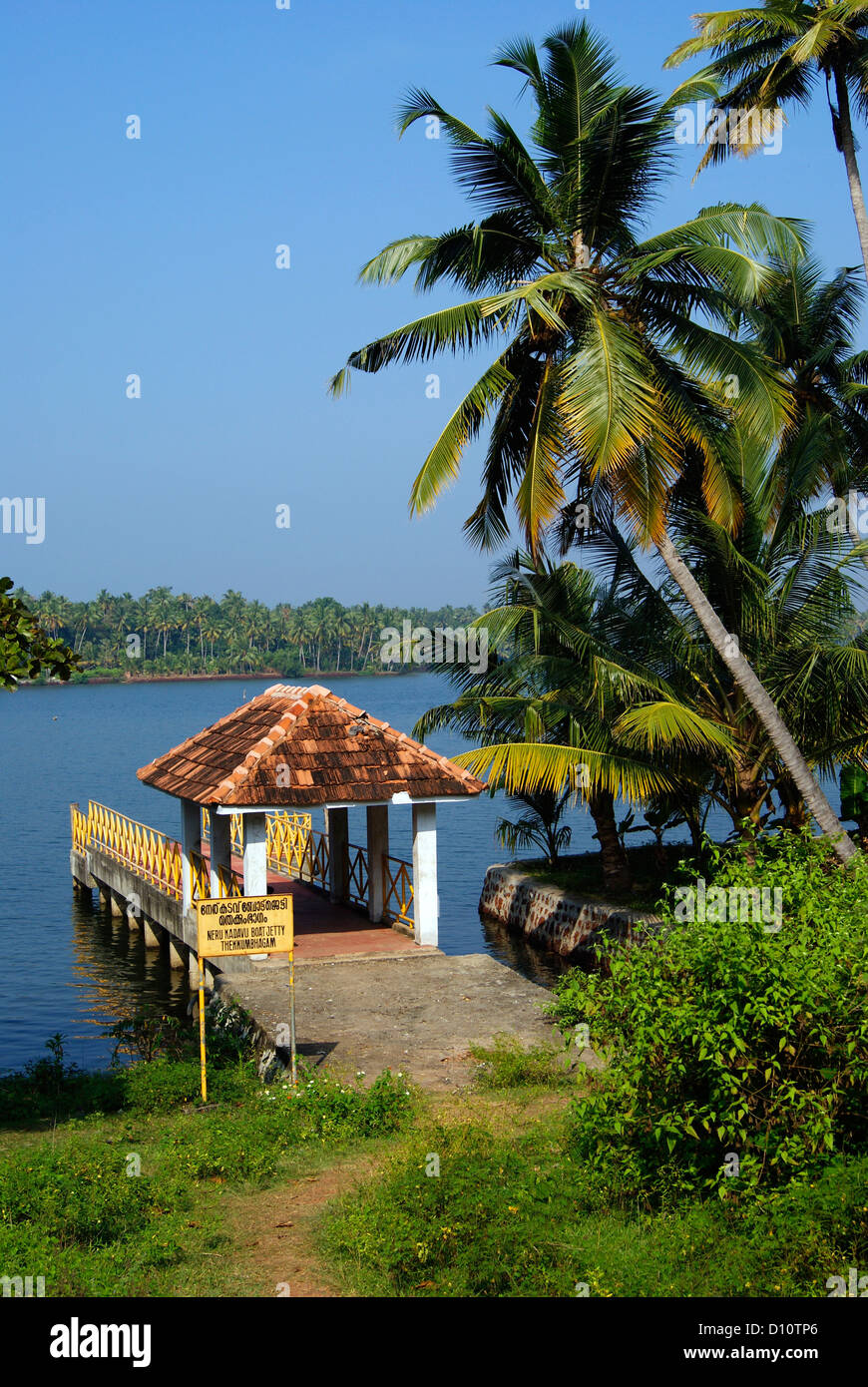 Öffentliche Bootsanleger auf der Küste von Kerala Backwaters in Indien Stockfoto