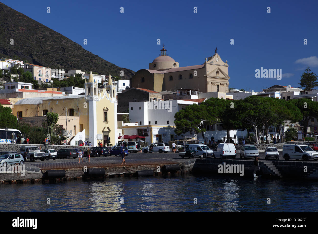 Der kleine Hafen von Santa Marina Salina, Insel Salina, Äolische Inseln, Sizilien, Italien Stockfoto