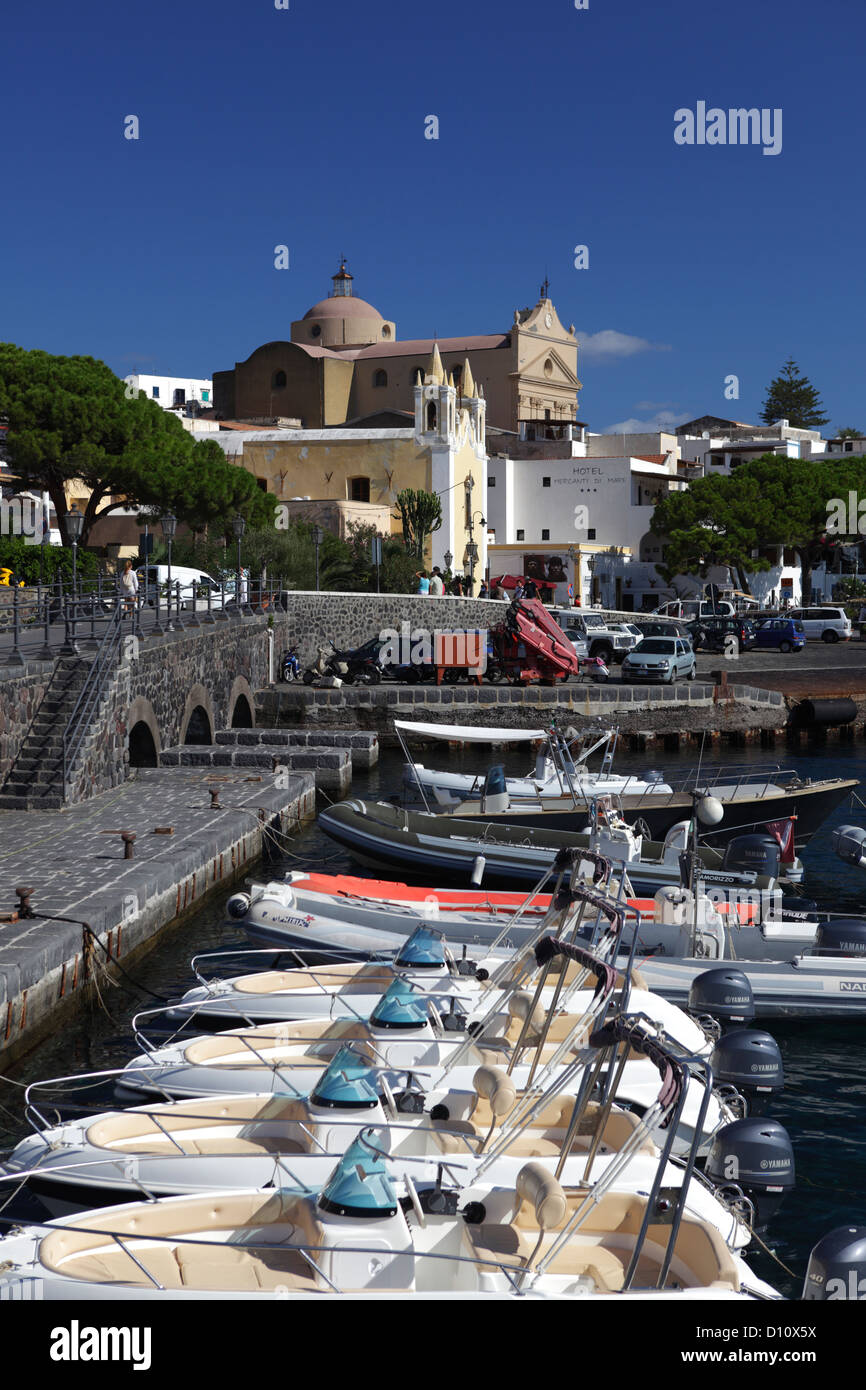 Der kleine Hafen von Santa Marina Salina, Insel Salina, Äolischen Inseln, Sizilien, Italien Stockfoto