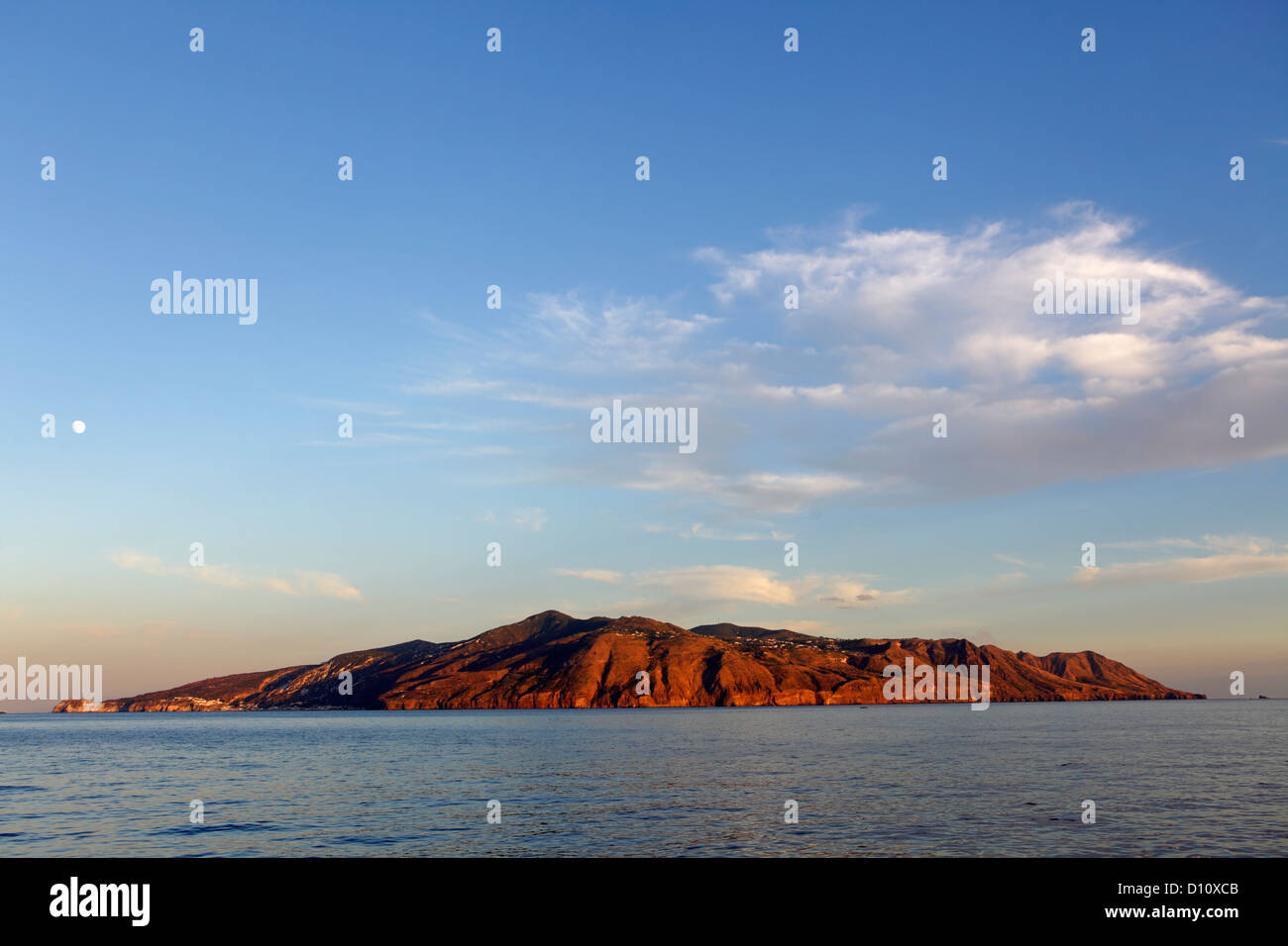 Lipari Insel gesehen von Salina, Äolischen Inseln, Sizilien, Italien Stockfoto