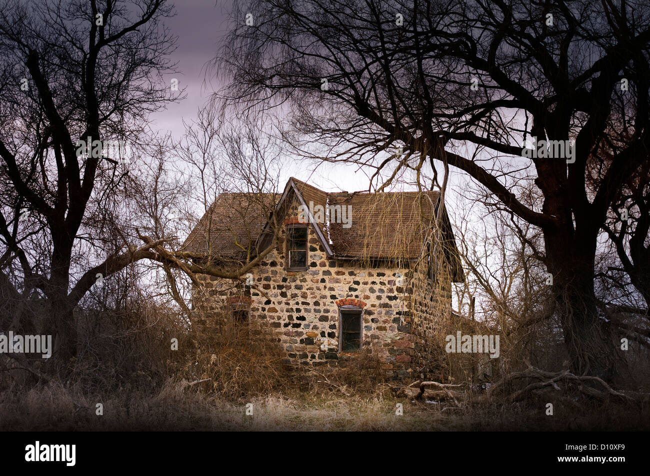 Kleinen verlassenen Haus im Wald Stockfoto