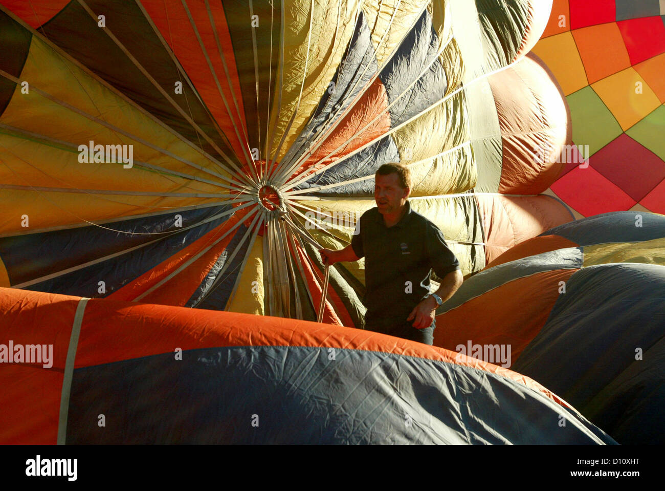 Mann im Heißluftballon, weil es bläst Stockfoto