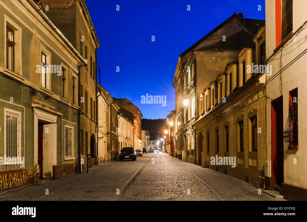 Brasov mittelalterlichen gepflasterten Straße in der Dämmerung Tag Moment. Mit sächsischen Architektur in Siebenbürgen Rumänien Wahrzeichen. Stockfoto