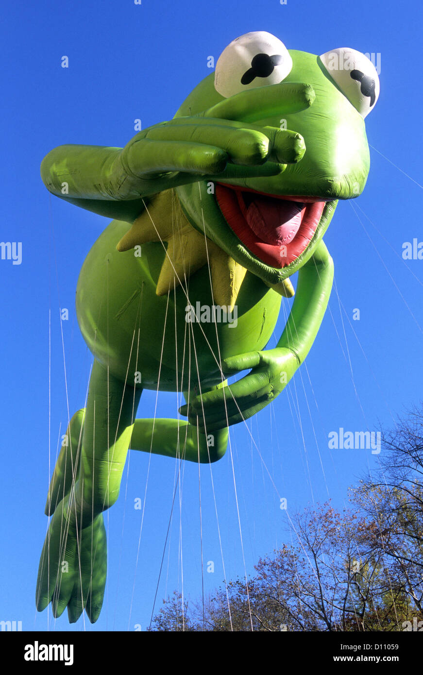 Thanksgiving Parade New York. Kermit, der Froschballon. Macy's Thanksgiving Day Parade, Central Park West New York City USA. Nahaufnahme oder Nahaufnahme. Stockfoto