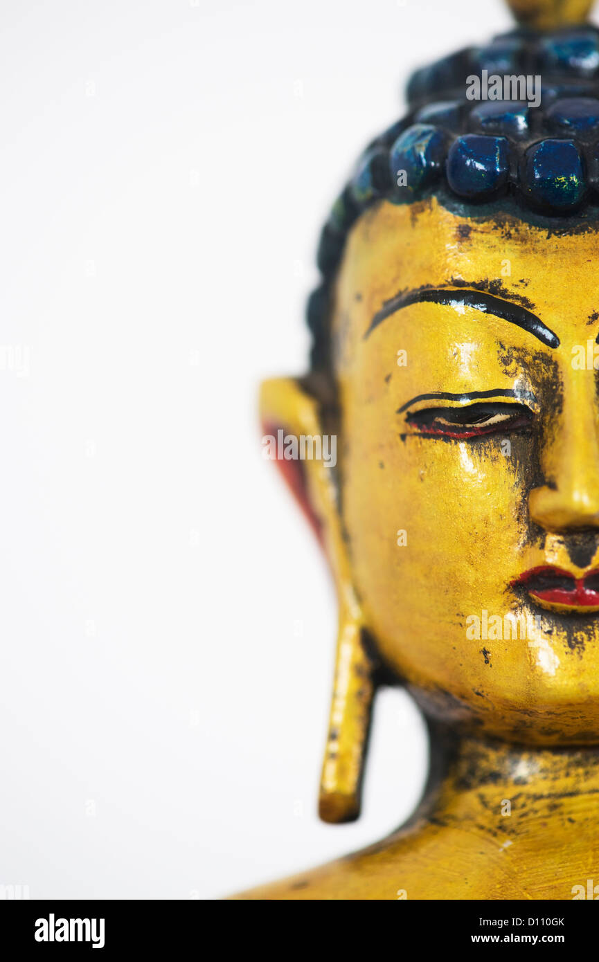 Bunte hölzerne Buddha auf weißem Hintergrund Stockfoto