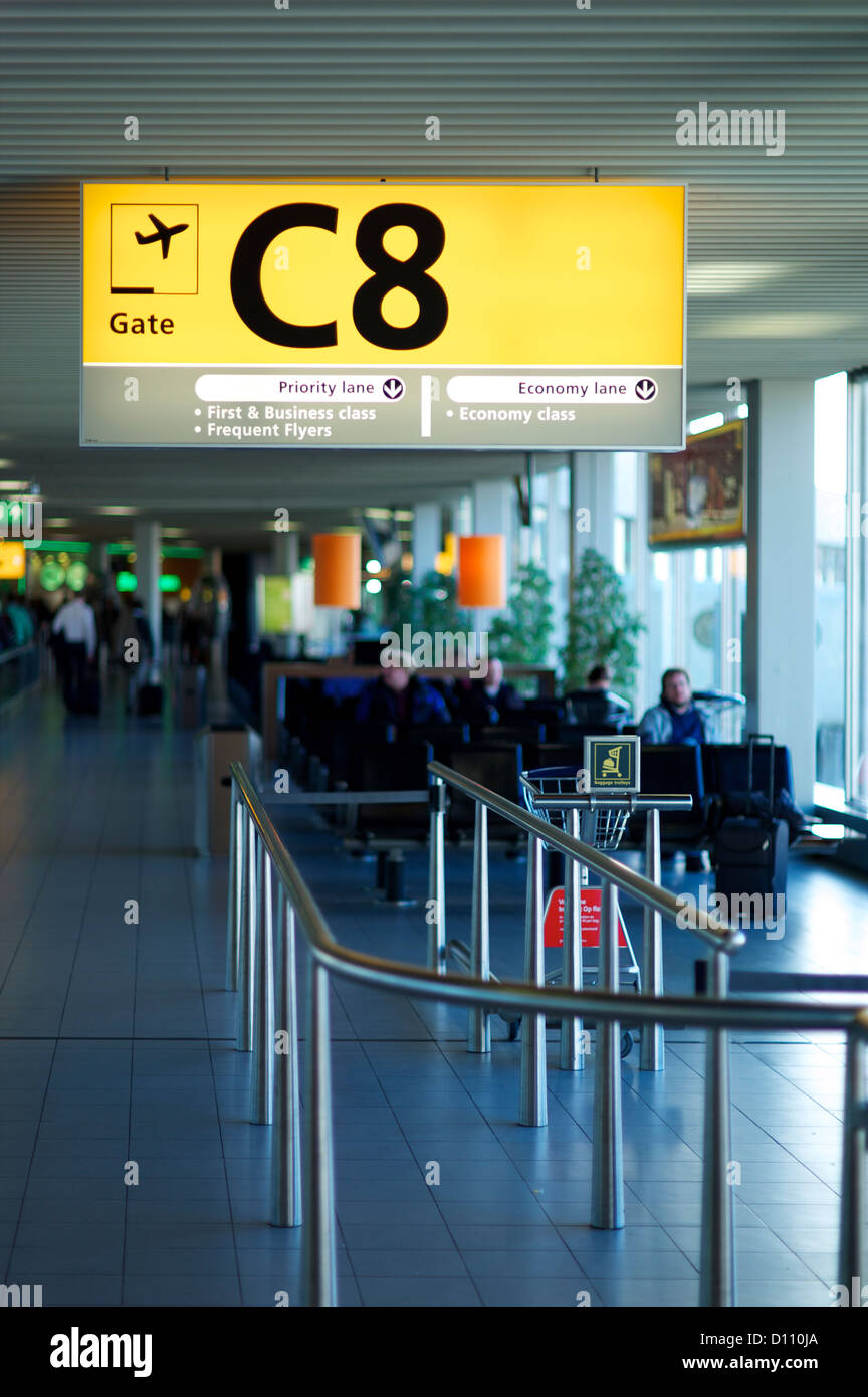 Internationaler Flughafen Terminal mit Menschen in der Ferne warten Stockfoto