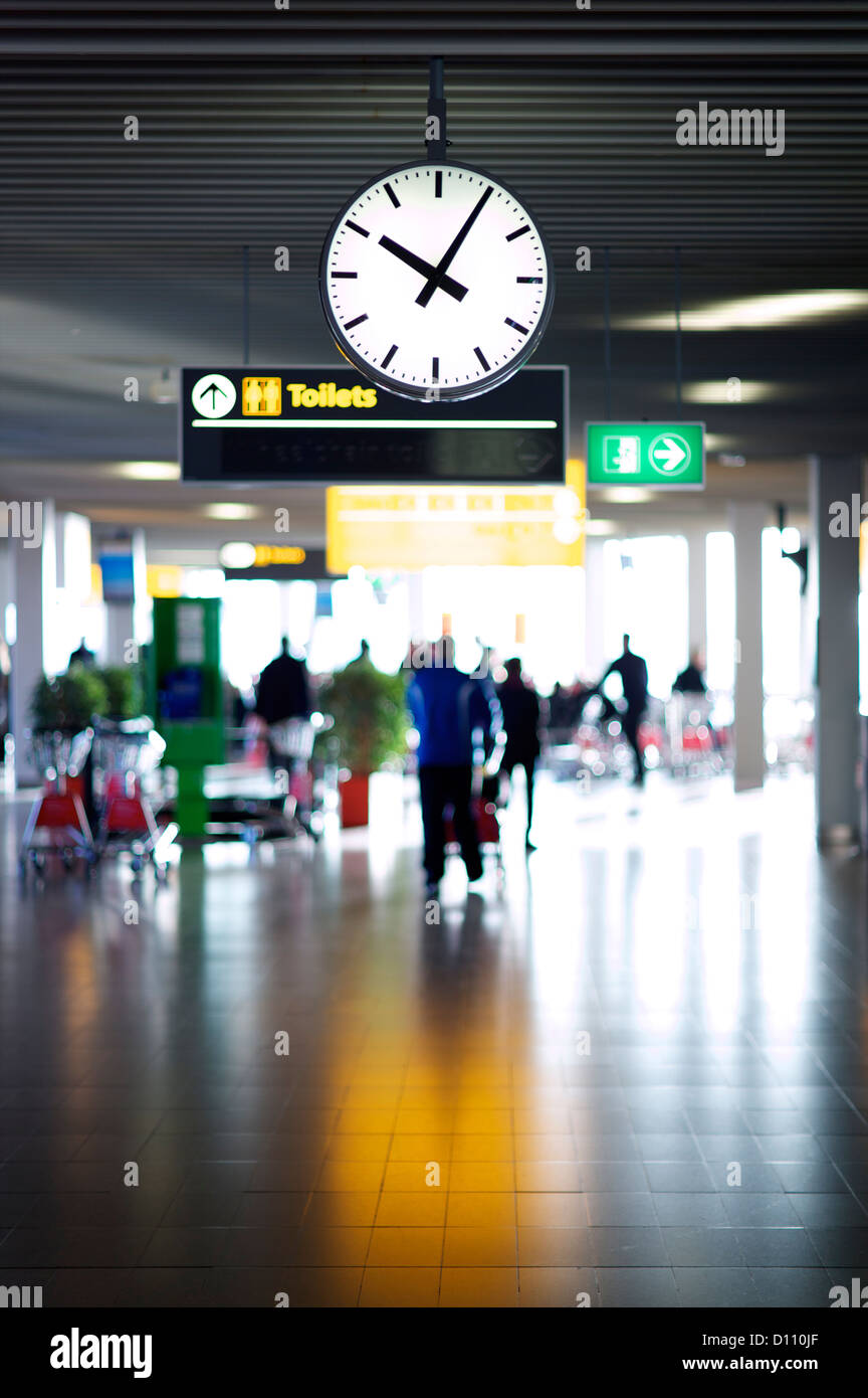 Flughafen-Terminals mit Menschen in der Ferne Stockfoto