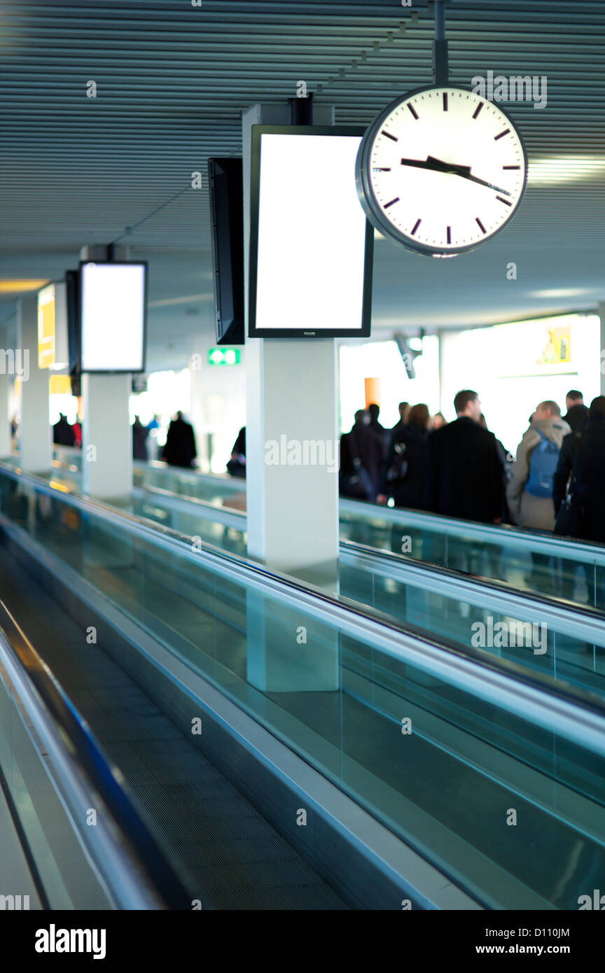 Flughafen-Förderband mit Menschen in der Ferne Stockfoto