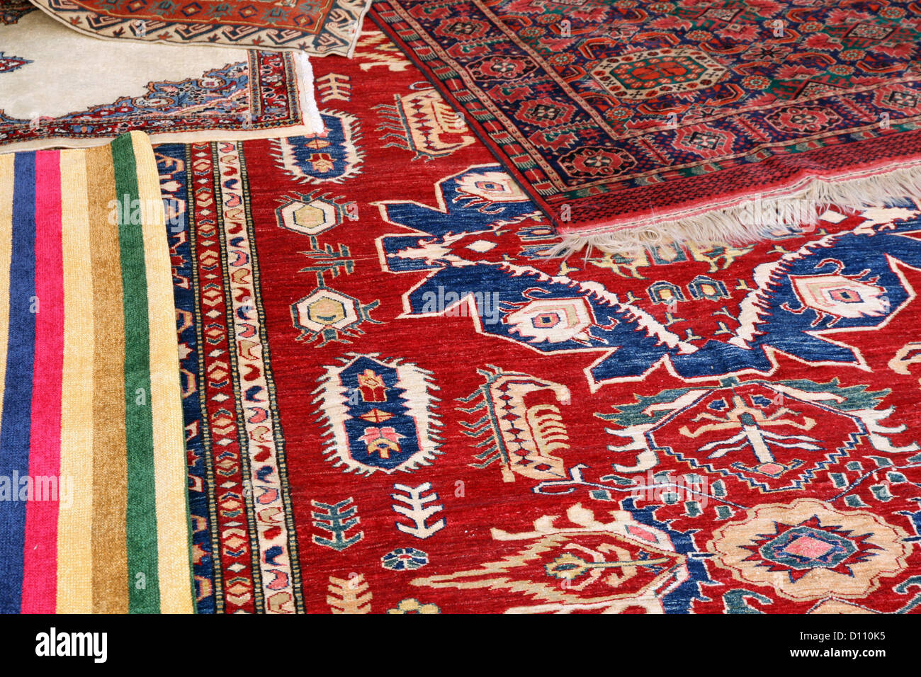 Sammlung von wertvollen und bunte Teppiche afghanischer Herkunft Stockfoto