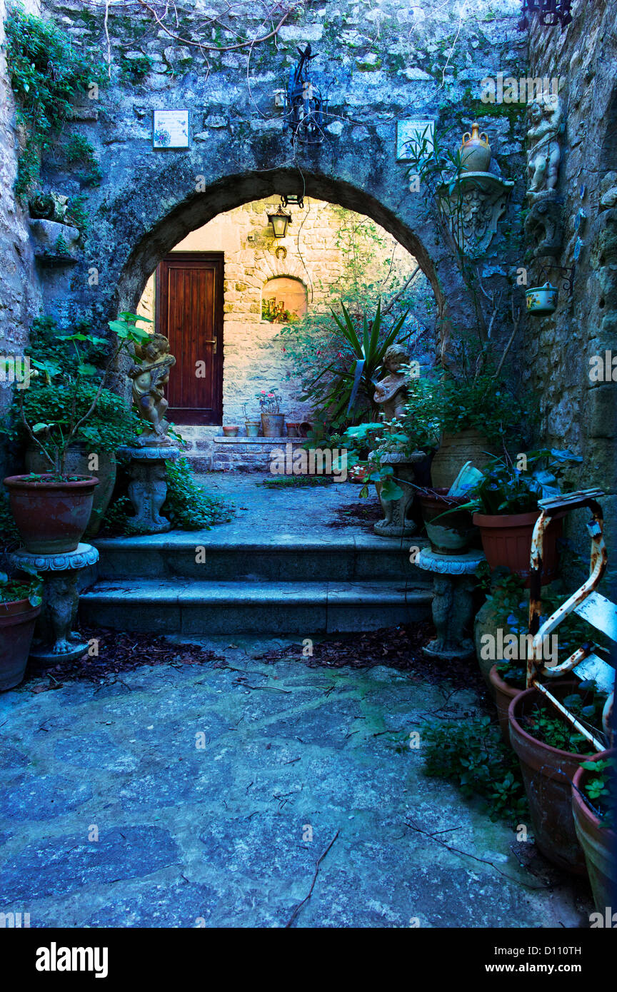 Bogen Straßeneingang, toskanischen Dorf in Italien Stockfoto