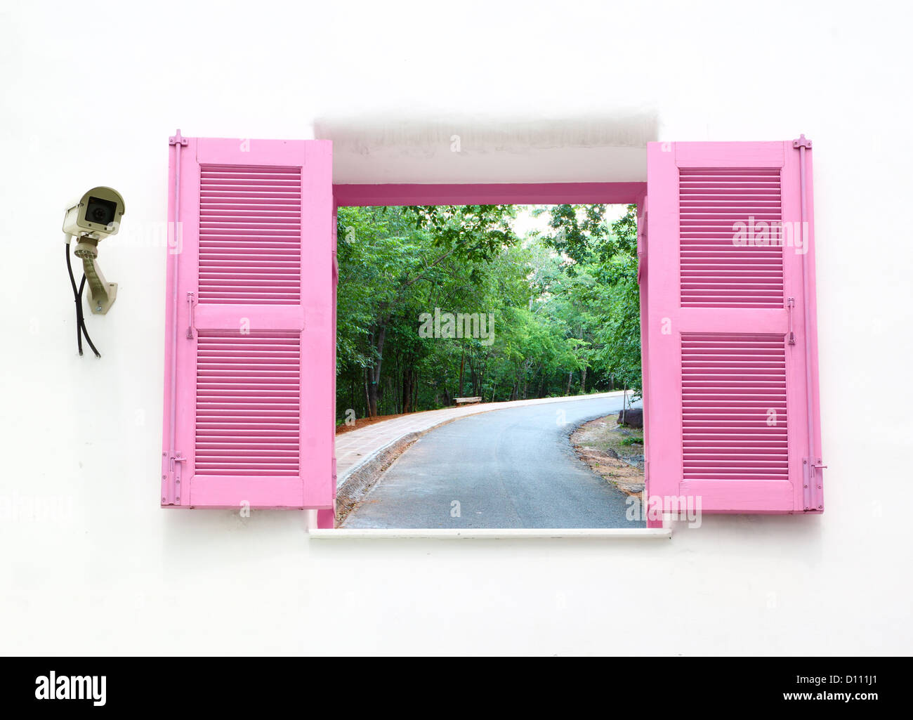 Fenster im griechischen Stil mit cctv und Kurve Stadtplanansicht Stockfoto