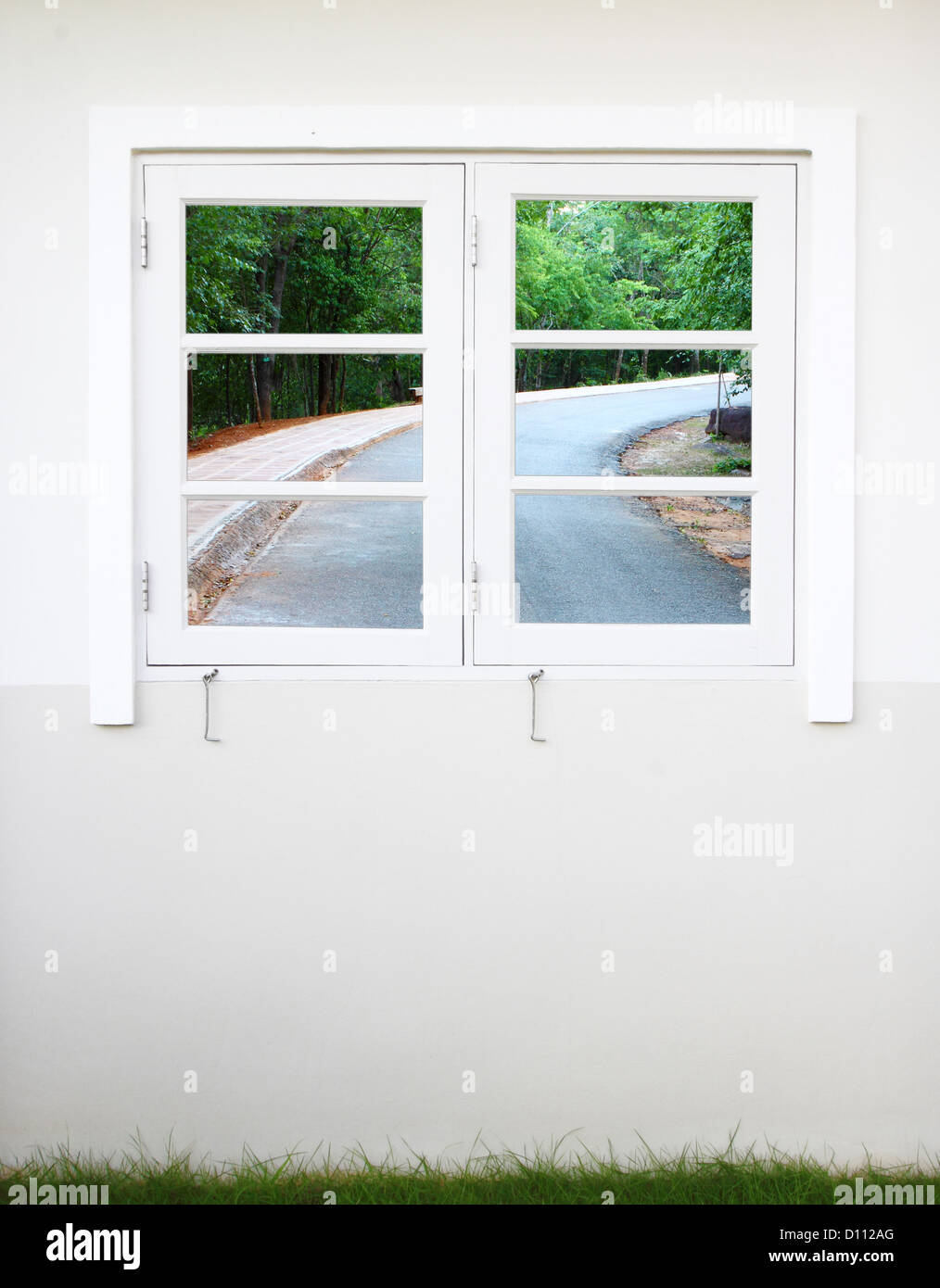 weiße Holzfenster mit Rechtskurve Stadtplanansicht Stockfoto