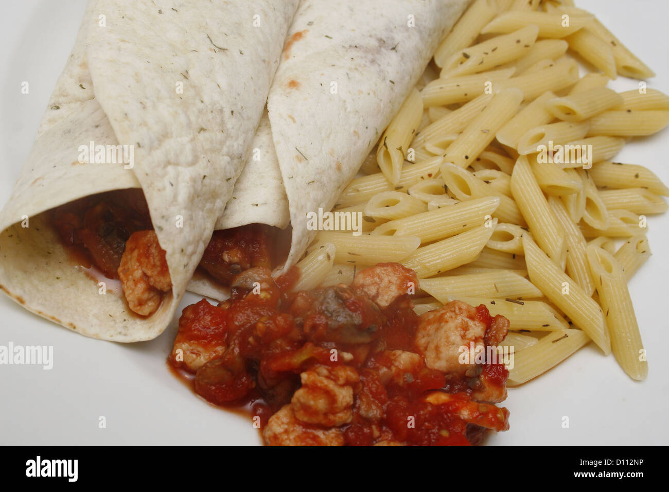 Quorn Huhn und Tomate Tortillas mit Thymian beschichtet Penne-Nudeln serviert Stockfoto