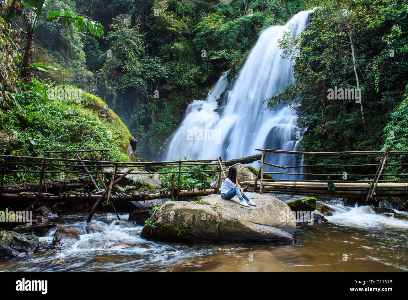 Mädchen und schönen Wasserfall im Norden Thailands Stockfoto