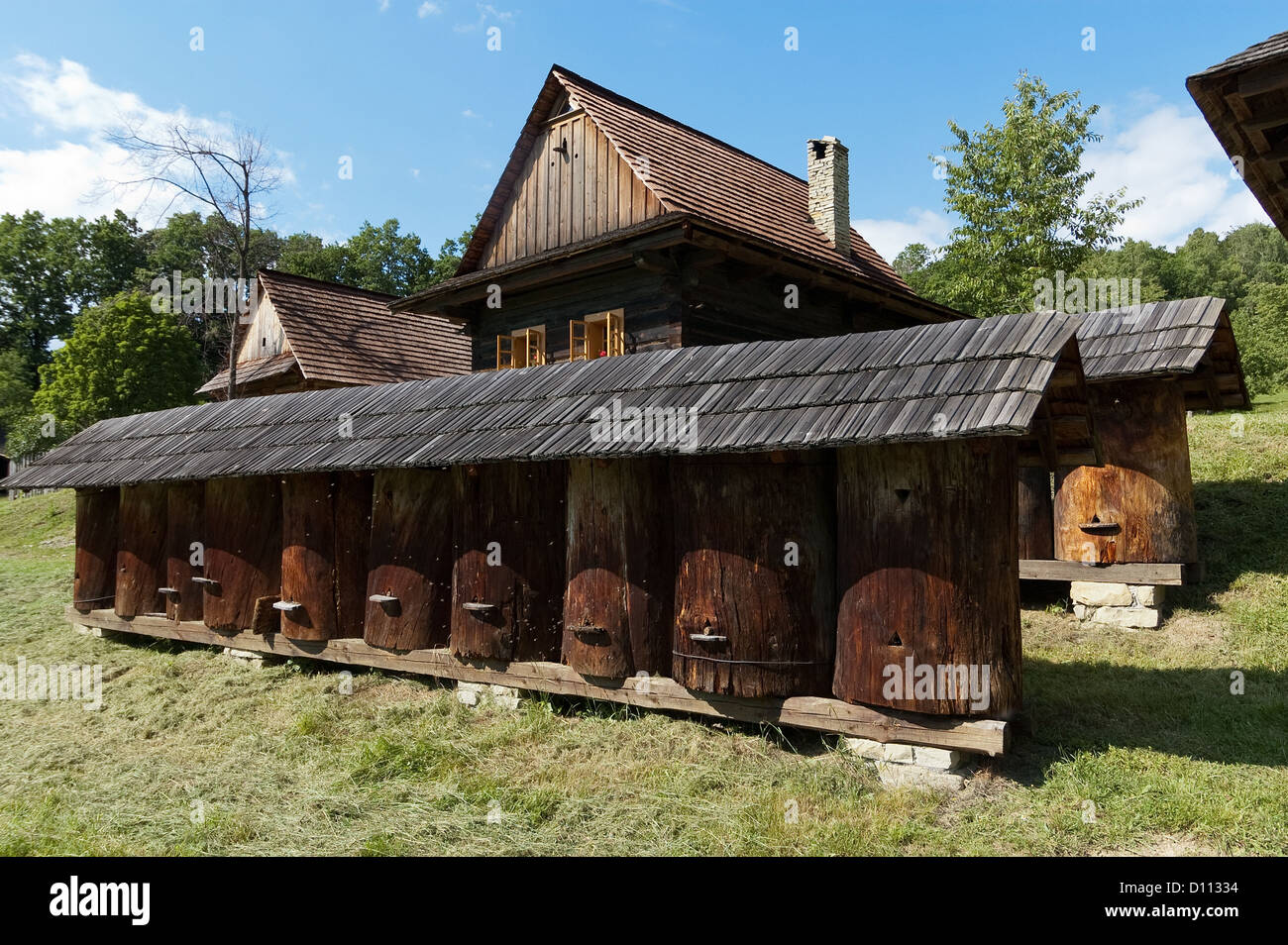 Elk188-3832 Tschechien, Roznov Pod Radhostem, walachischen Dorfes Skansen, Bauernhaus mit Bienenstöcken Stockfoto