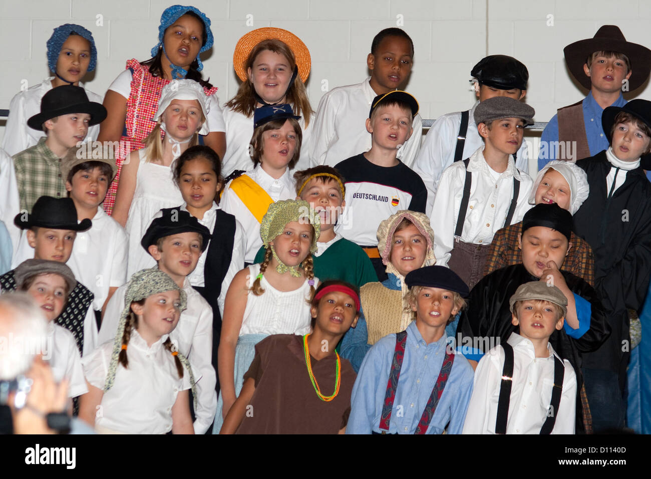 Schule Schüler Chor 10 Jahre Präsentation von Minnesota Geschichte in Tracht. Horace Mann School. St Paul Minnesota MN USA Stockfoto