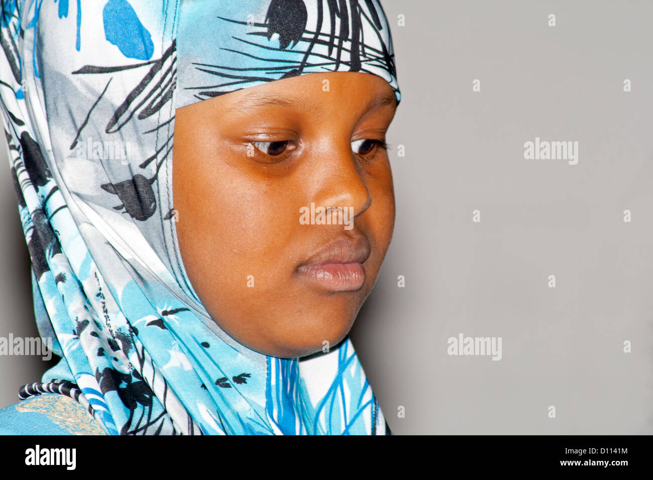 Muslimischen amerikanischer Student sang in einem Chor der Grundschule Alter 10 trägt einen Hijab-Schal. Horace Mann School. St Paul Minnesota MN USA Stockfoto