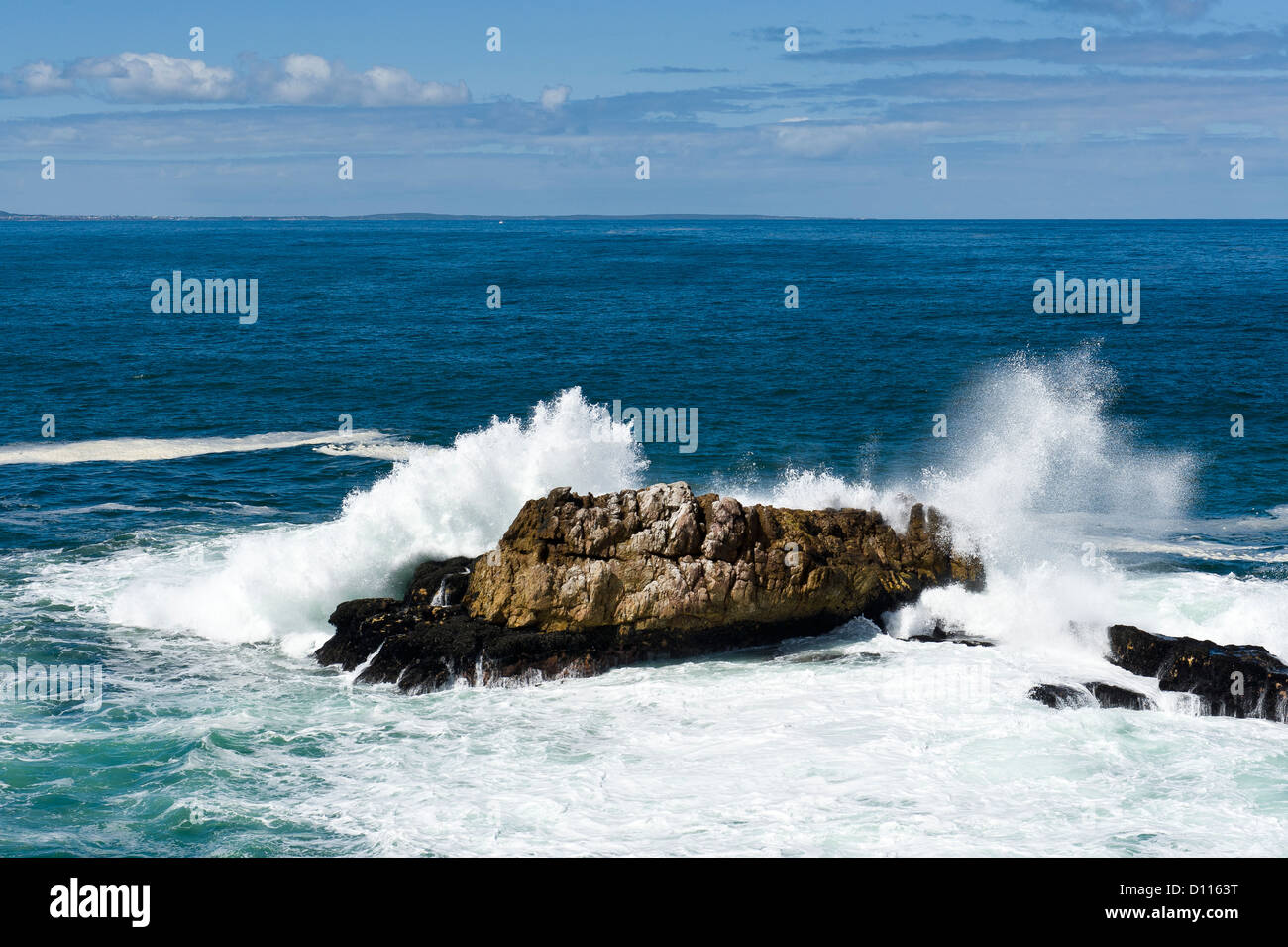 Welle, crushing auf Felsen, Hermanus, Südafrika Stockfoto