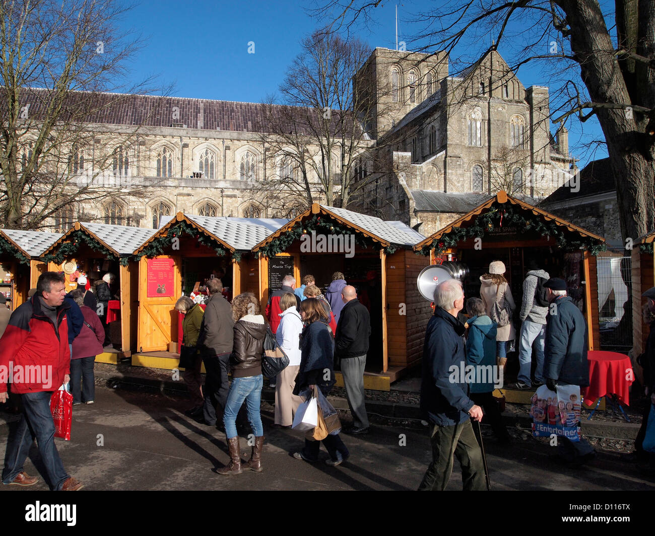 Winchester Cathedral-Weihnachtsmarkt in der Cathedral Close in den kalten aber hellen Sonnenschein am 4. Dezember 2012 zu sehen. Stockfoto