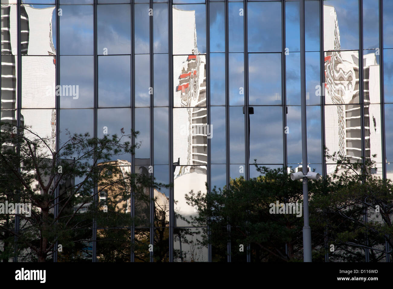 Reflexionen von Wohnungen in der gläsernen Baukörper des Axel-Springer-Haus, Berlin, Deutschland Stockfoto