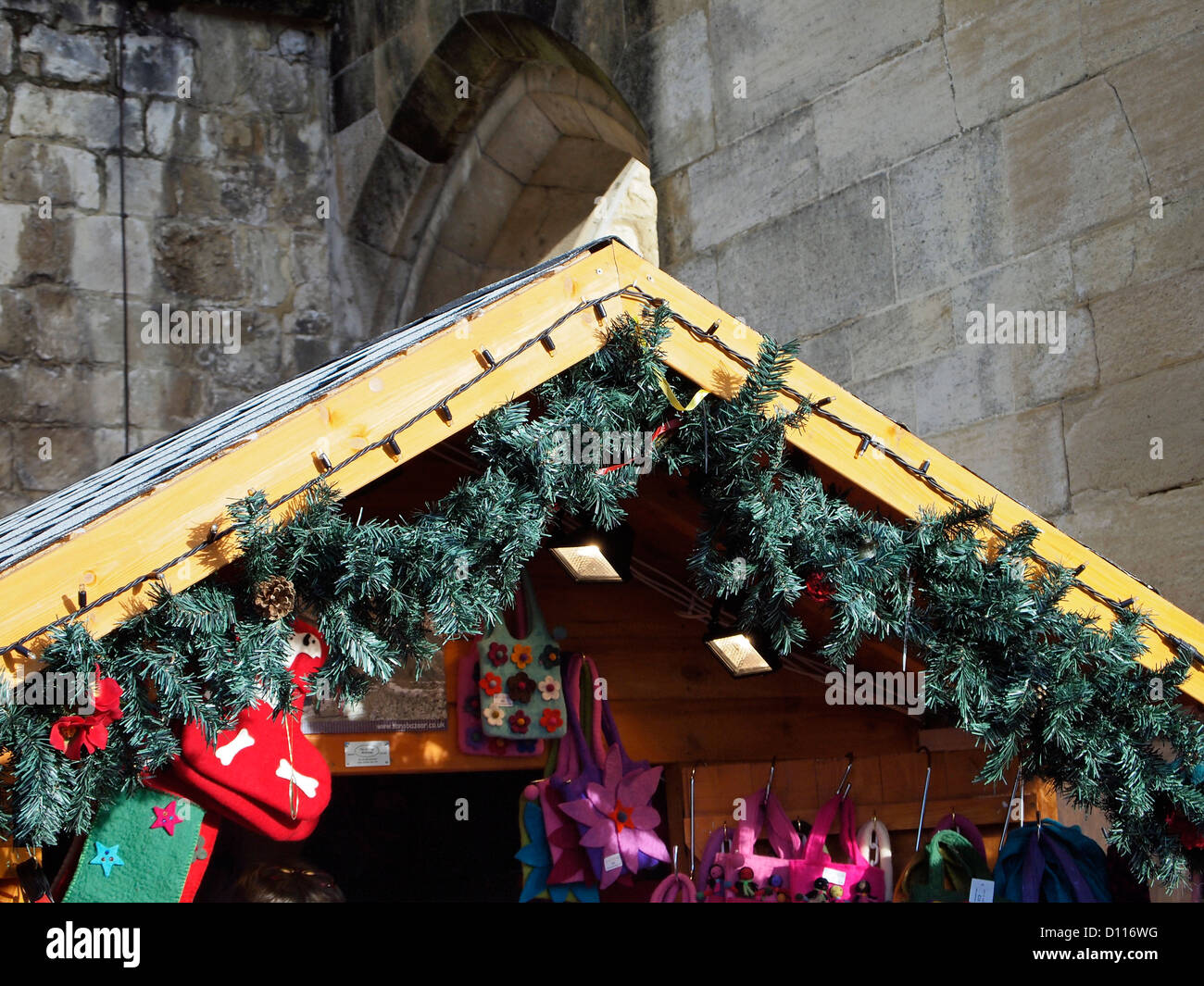 Winchester Cathedral-Weihnachtsmarkt in der Cathedral Close in den kalten aber hellen Sonnenschein am 4. Dezember 2012 zu sehen. Stockfoto
