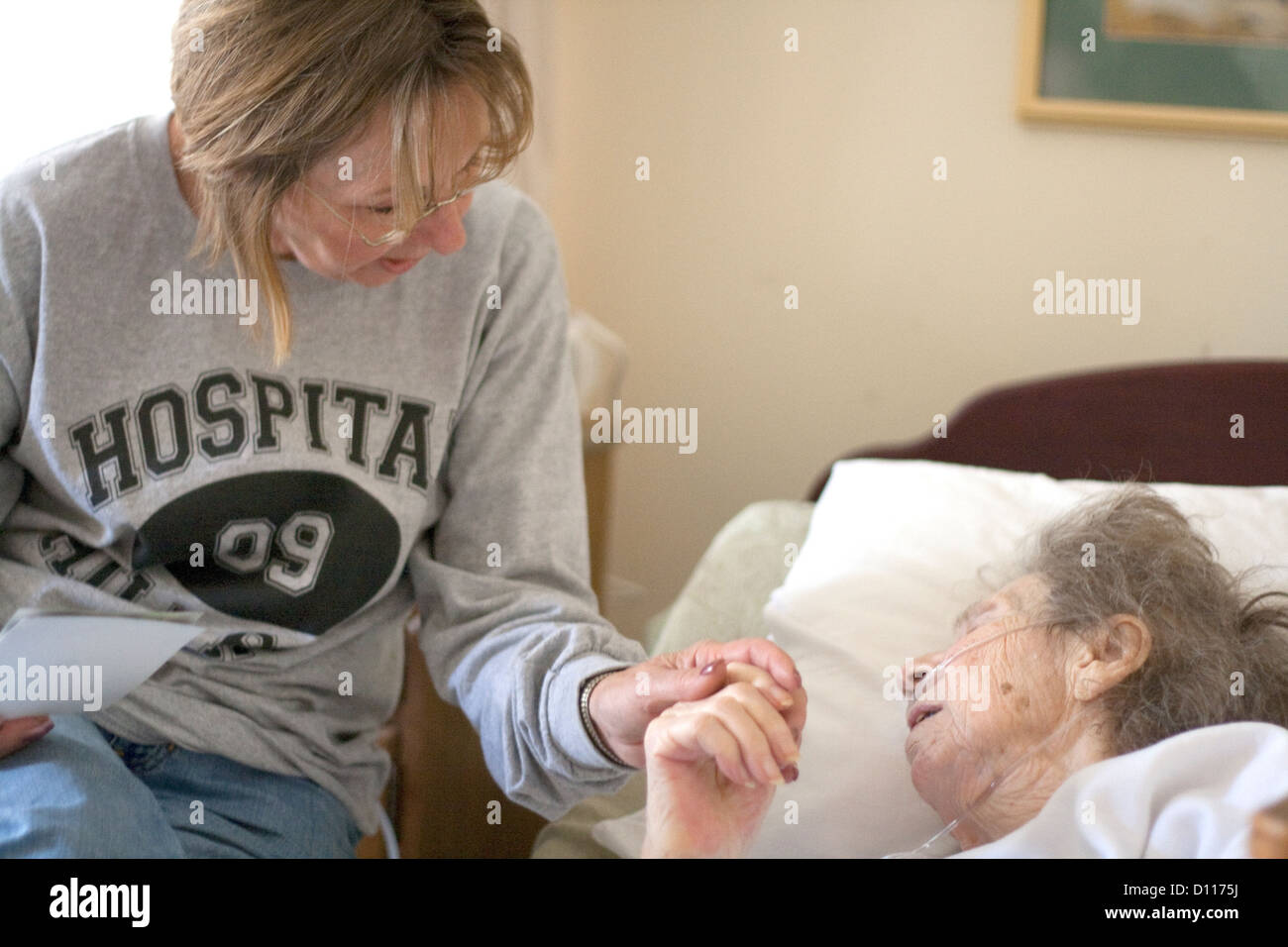 Tochter tröstende Mutter im Krankenhaus nach einem Sturz in ihrem betreutes Wohnen Komplex Alter 64 und 95. Fergus Falls Minnesota MN USA Stockfoto