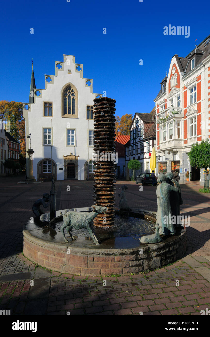 Rathaus Und Marktbrunnen Auf Dem Marktplatz von Brakel, Oberwaelder Land, Teutoburger Wald, Eggegebirge, Nordrhein-Westfalen Stockfoto