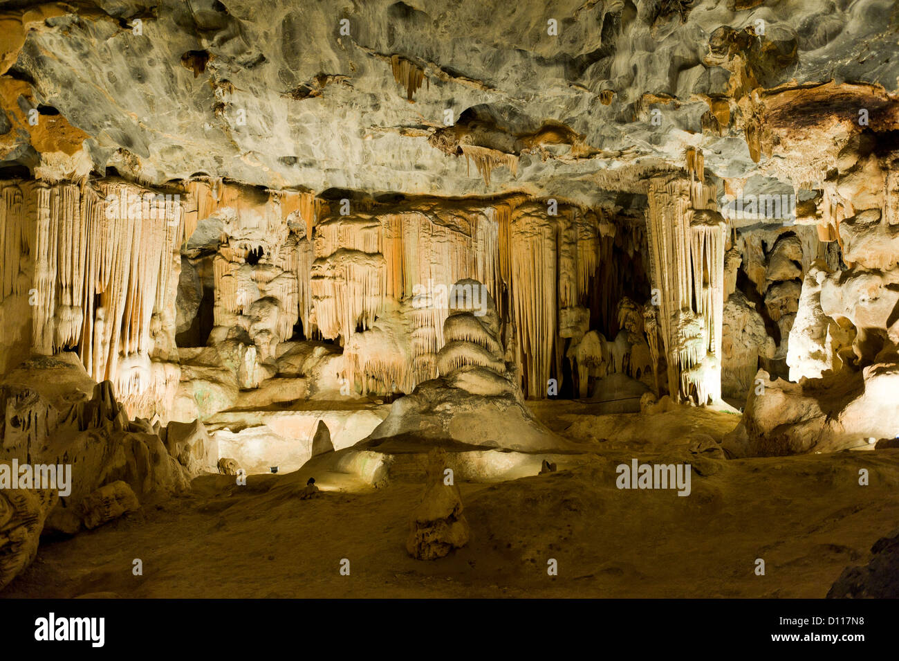Stalaktiten und Stalagmiten in Van Zyl Halle im Inneren der Cango Caves, Oudtshoorn, Western Cape, South Africa Stockfoto